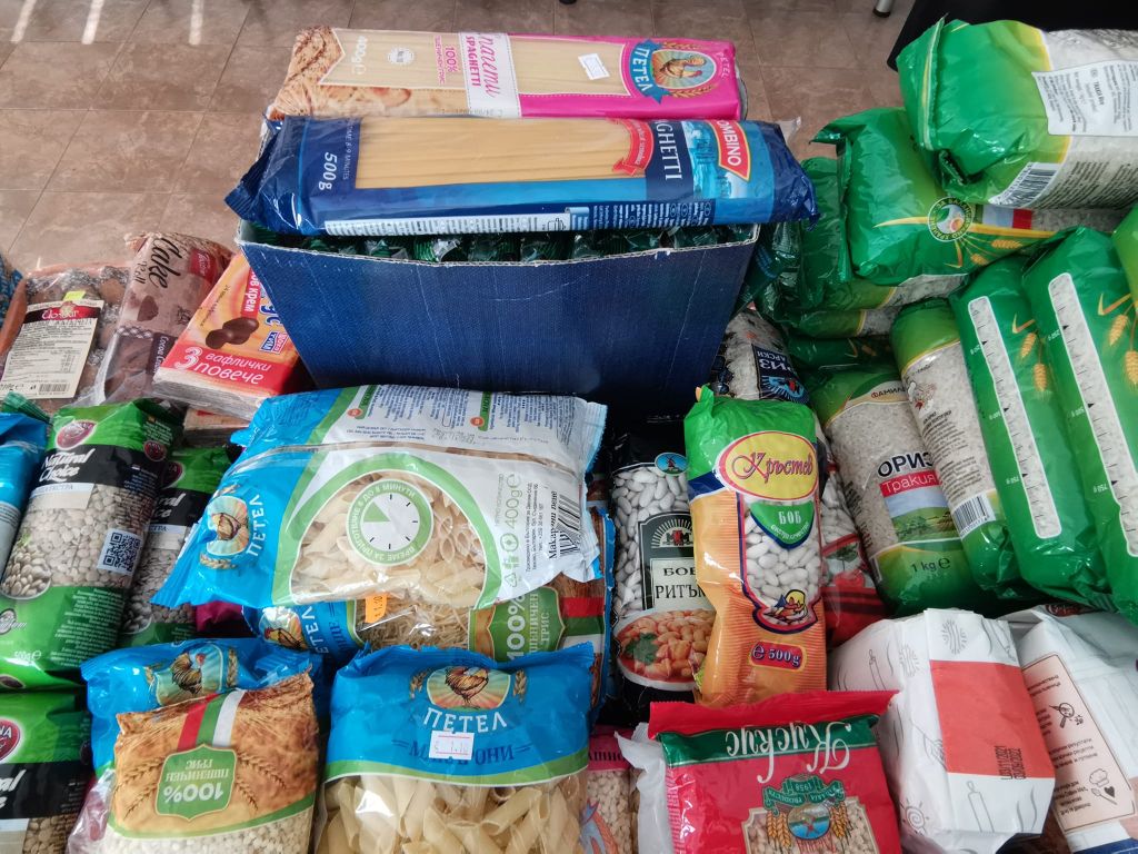 Акция "Купи и дари коледна усмивка" в училище 3