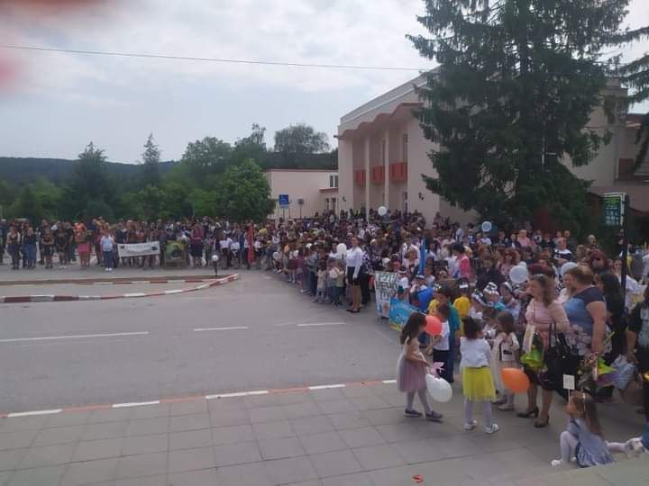 С празнично шествие отбелязахме 24 май 2