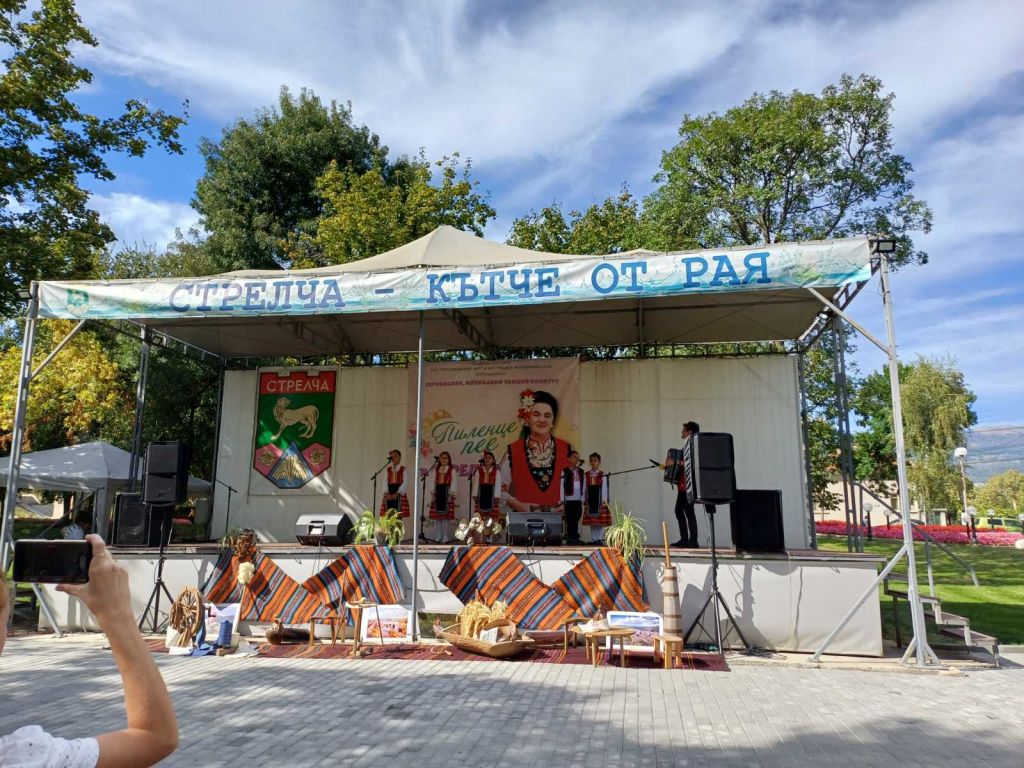 Участие на вокална група по НП "Заедно в изкуствата и в спорта" в Регионалния музикално-танцов конкурс "Пиленце пее" - НУ Паисий Хилендарски - Стрелча