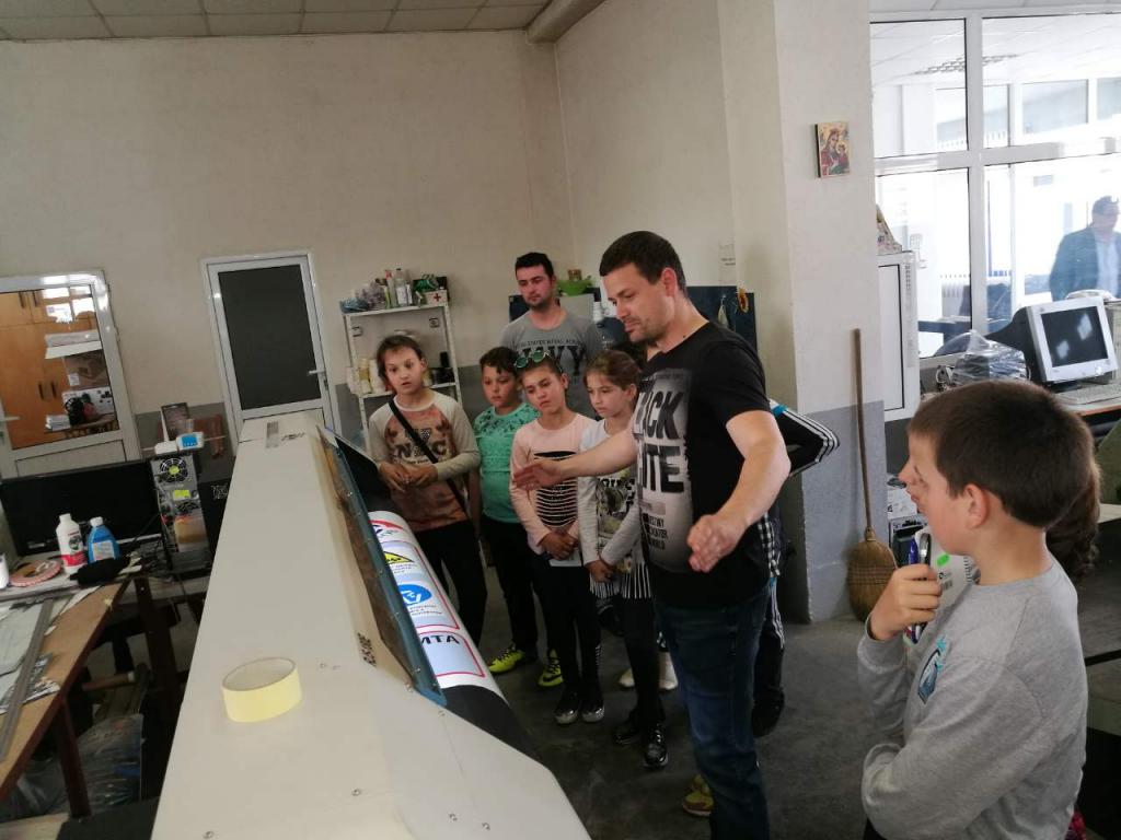 Клуб "Млад журналист" на посещение в печатницата в гр. Панагюрище - НУ Паисий Хилендарски - Стрелча